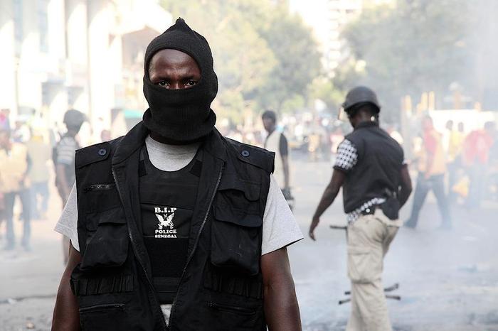 DERNIÈRE MINUTE- Ousmane Sonko exfiltré par les unités d'élite mixte (police/gendarmerie) et conduit à son corps défendant chez... lui (VIDÉO)