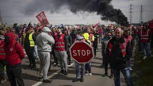 France : la contestation s'intensifie encore après l'adoption de la réforme des retraites