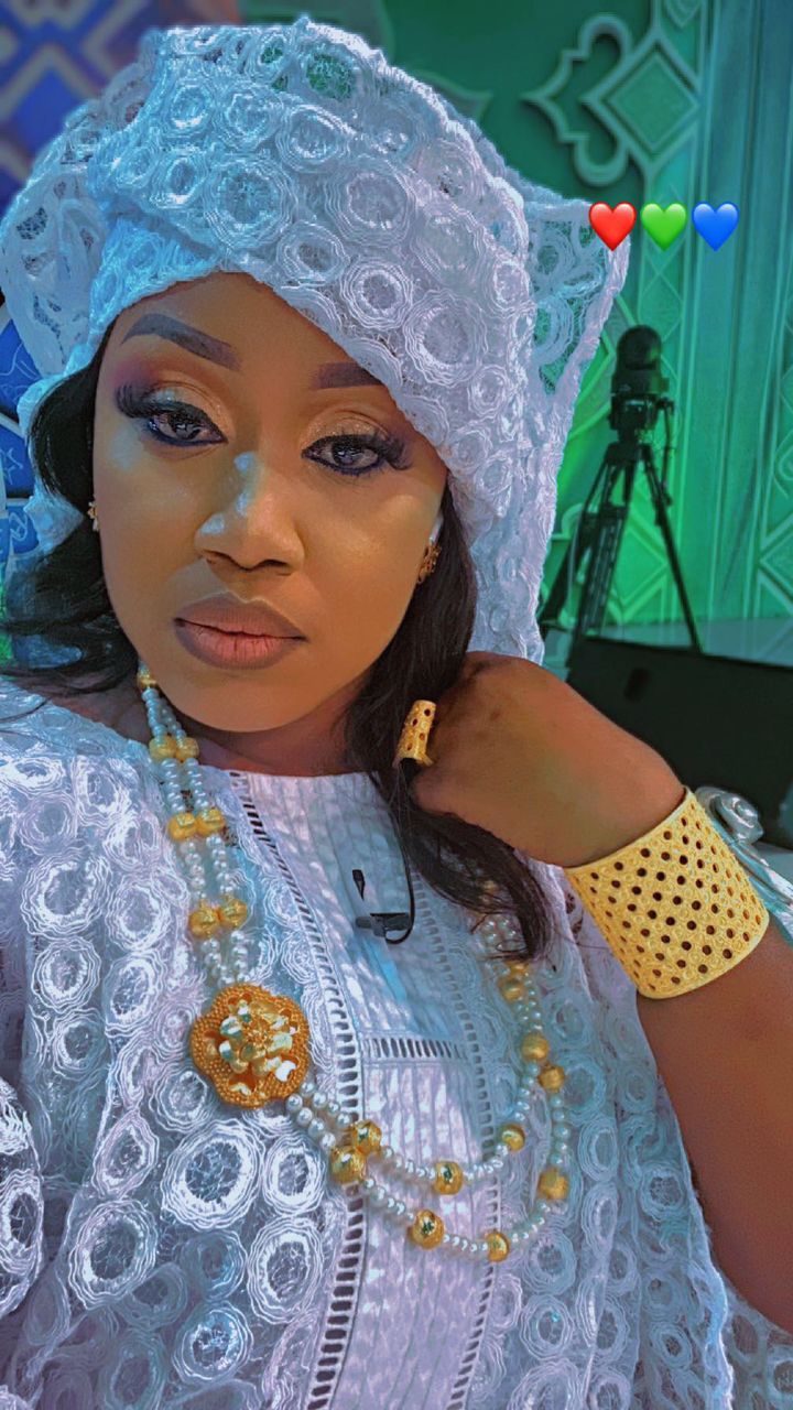 La chroniqueuse Marie Louise Ndiaye toute élégante et immaculée fait fureur sur Q.G La chroniqueuse Marie Louise Ndiaye toute élégante et immaculée fait fureur sur Q.G