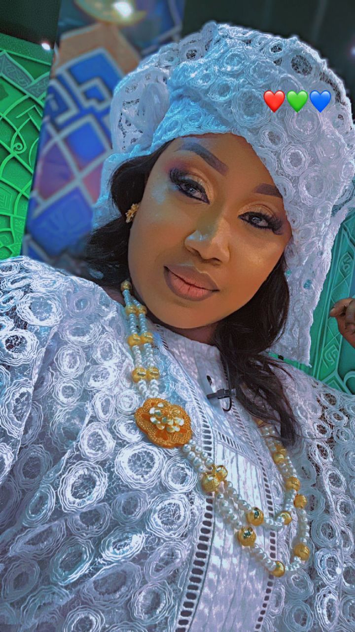 La chroniqueuse Marie Louise Ndiaye toute élégante et immaculée fait fureur sur Q.G La chroniqueuse Marie Louise Ndiaye toute élégante et immaculée fait fureur sur Q.G