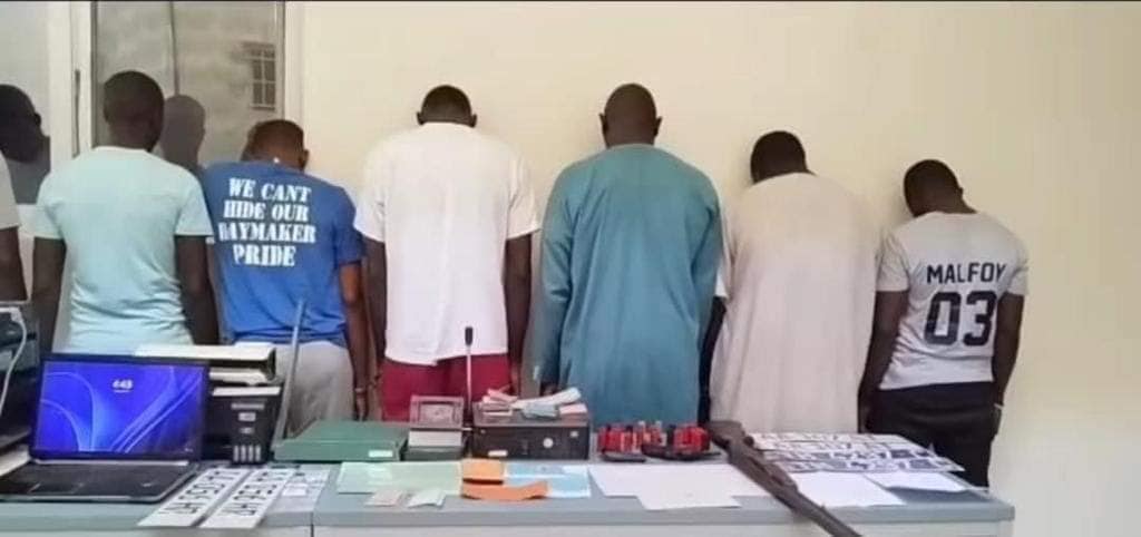 🔴] Faux et usage de faux/un réseau de faussaires démantelé à Thies: 07 personnes, dont 02 agents de l’administration arrêtés