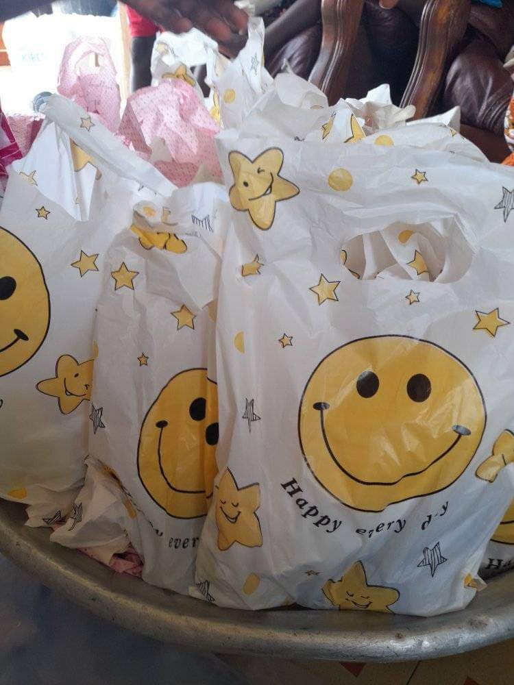Célébration de l'anniversaire de son mentor ( Sonko)- Le tiktokeur Ababacar Mbengue distribue des...sandwichs