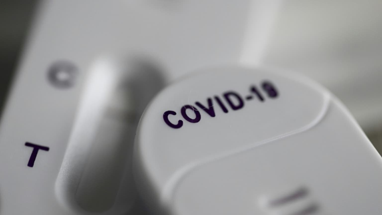 LE COVID-19 CIRCULE À NOUVEAU CET ÉTÉ EN FRANCE, AVEC UN NOUVEAU VARIANT