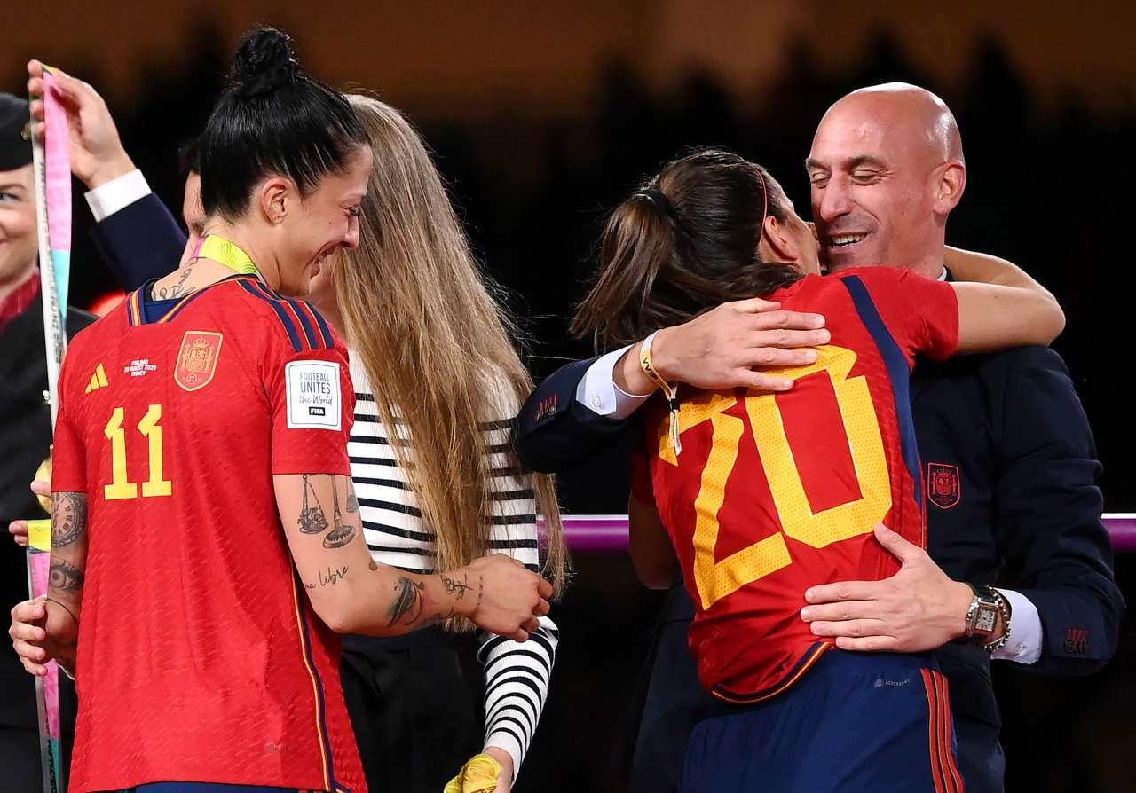 Affaire du baiser forcé : la Fifa ouvre une procédure disciplinaire contre le président de la Fédération espagnole, Luis Rubiales