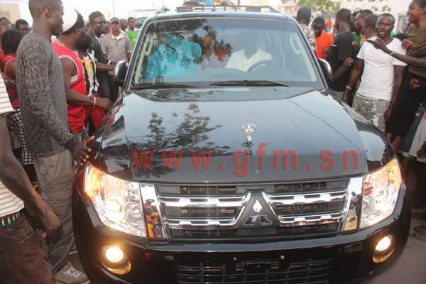 Photos -Voici les deux voitures que le président Yaya Djameh a offert à Eumeu Sène. Regardez