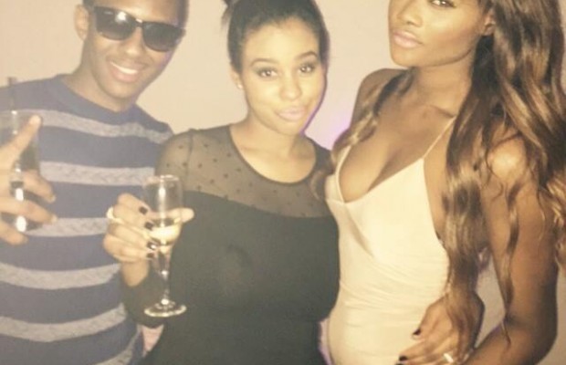 Ibou Kara Mbacké en compagnie de son épouse Lea et de … dans une boîte de nuit. Regardez Ibou Kara Mbacké en compagnie de son épouse Lea et de … dans une boîte de nuit. Regardez