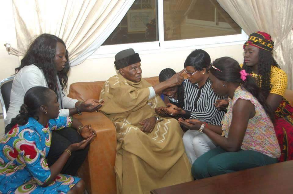 Le Président Abdoulaye Wade avec ses nièces  Le Président Abdoulaye Wade avec ses nièces