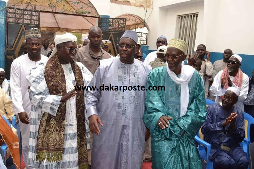 Hôte de la fratrie religieuse de Léona :Macky Sall couvert de cadeaux par cette chappelle Niassène