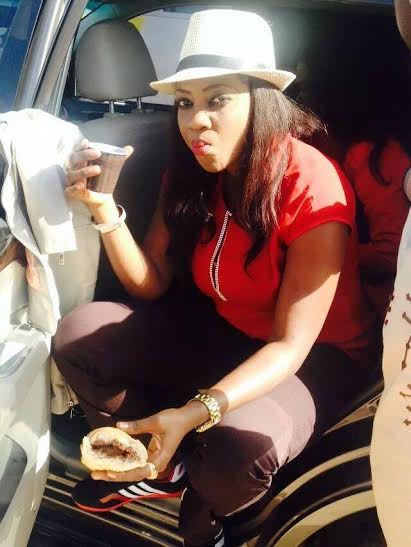 ​Arrêt sur image      La députée Sira Ndiaye Diouf en mode "Ndeeki"