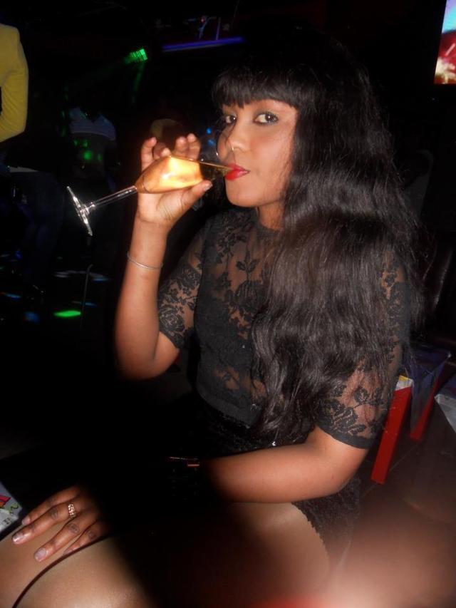 La jet-setteuse Khady Soumaré se tape un verre de champagne en boîte.