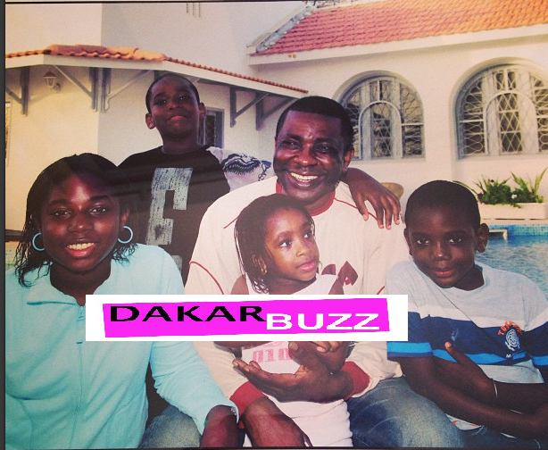 Une photo rare – Youssou Ndour en toute complicité avec ses enfants