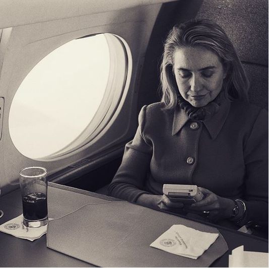 Les deux faces du cliché d'Hillary Clinton jouant à la Game Boy