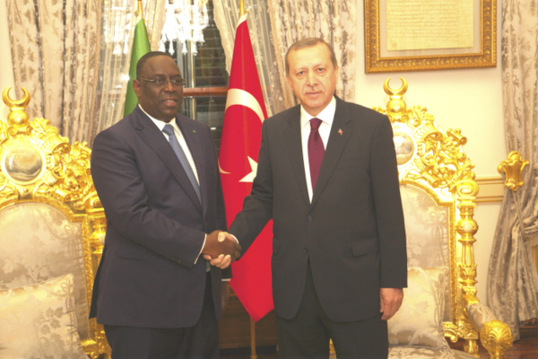 Macky Sall se recueille sur la tombe de Sénégalais à Istanbul