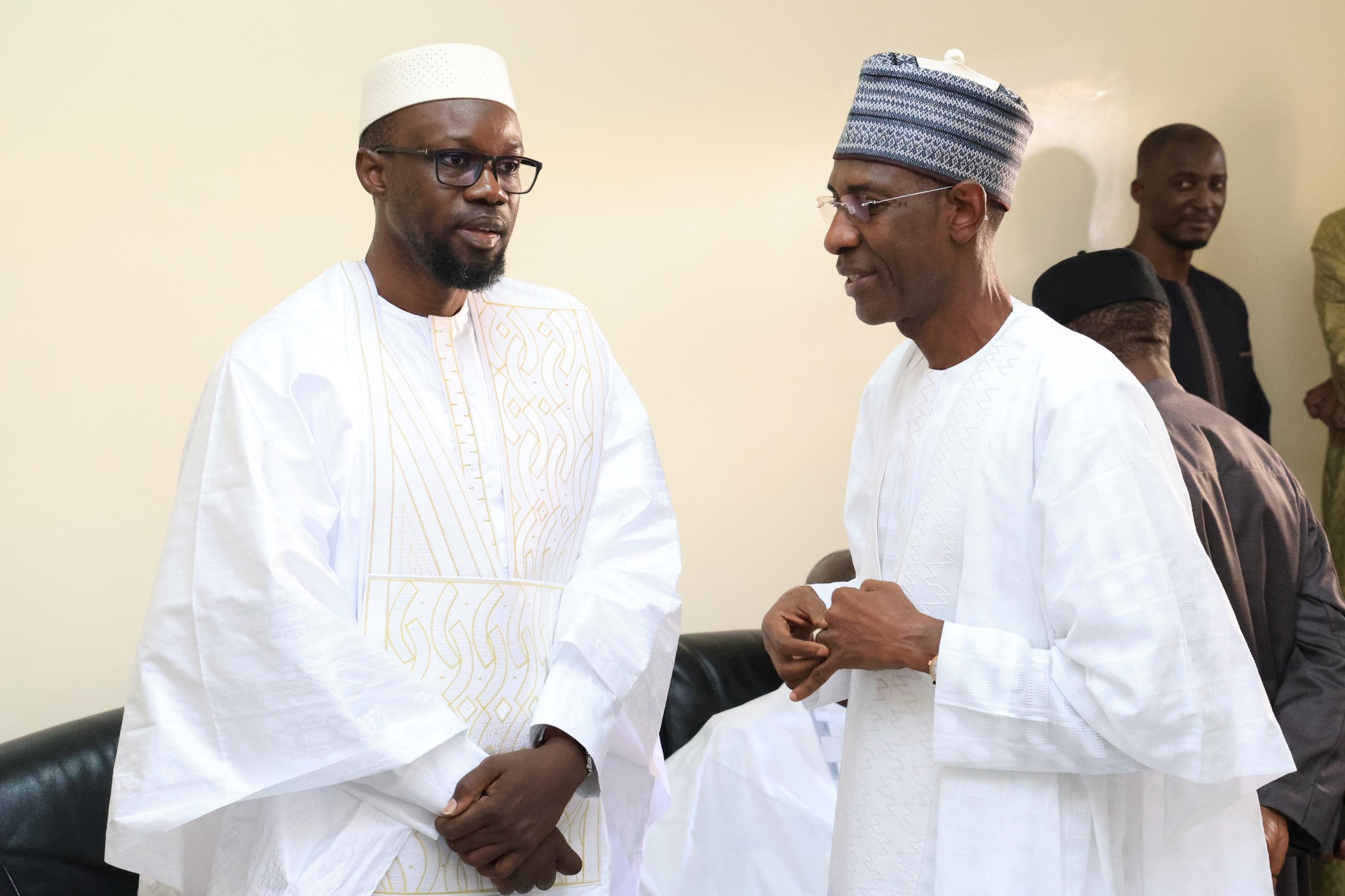 L' ex premier ministre Mohamed  Dione reçoit les éloges de la nation Sénégalaise (IMAGES DE LA LEVÉE DU CORPS)