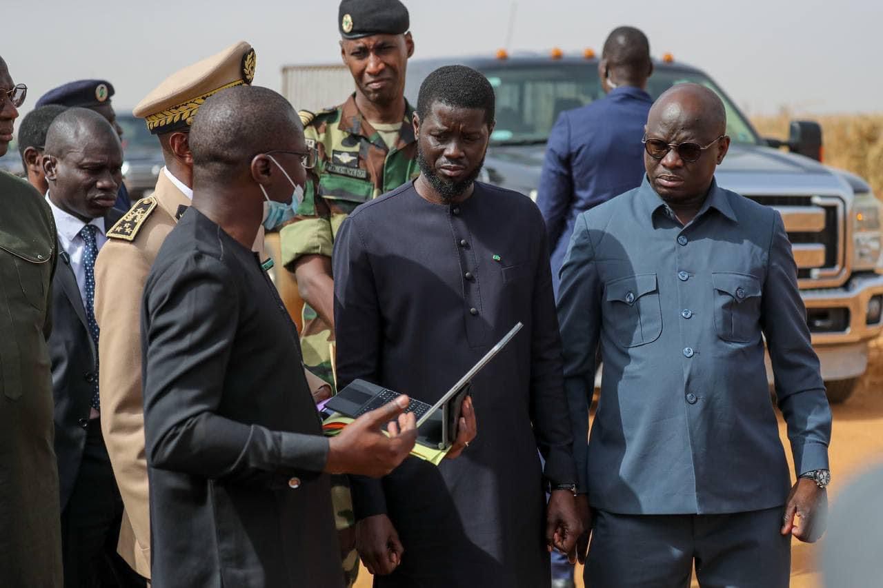 EN VISITE À M’BOUR 4, LE PRÉSIDENT BASSIROU DIOMAYE FAYE SUSPEND LES OPÉRATIONS SUR LE SITE