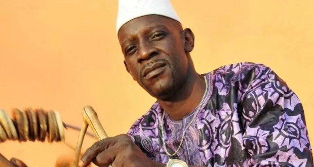 Accusé de manquer un engagement pour prester devant le Président Condé, le musicien Lama Sidibé dans de beaux draps