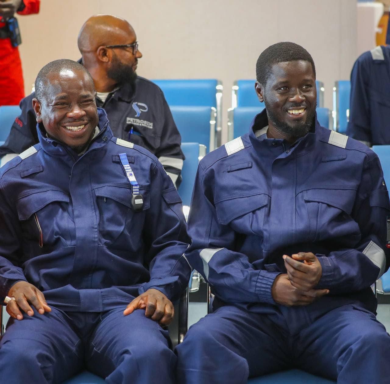 Premiers barils de pétrole au SÉNÉGAL- Les images exclusives de la visite sur la plateforme Sangomar du chef de l'Etat Bassirou Diomaye Diakhar Faye  Premiers barils de pétrole au SÉNÉGAL- Les images exclusives de la visite sur la plateforme Sangomar du chef de l'Etat Bassirou Diomaye Diakhar Faye