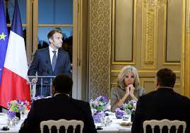 Législatives en France: le président Macron demande aux forces «républicaines» de «bâtir une majorité solide»
