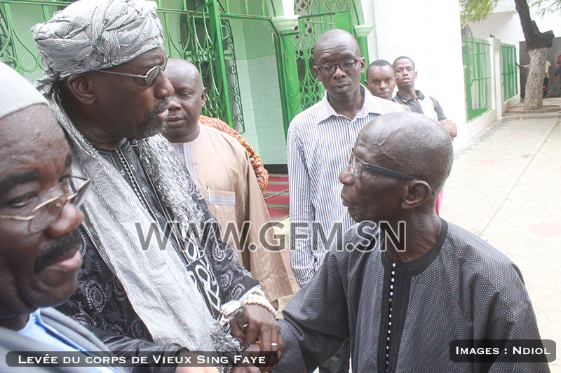 Doudou Ndiaye Rose en compagnie de Abdoulaye Makhtar Diop aux obsèques de Vieux Sing Faye hier mardi 18 août à la mosquée de Santhiaba (Médina)