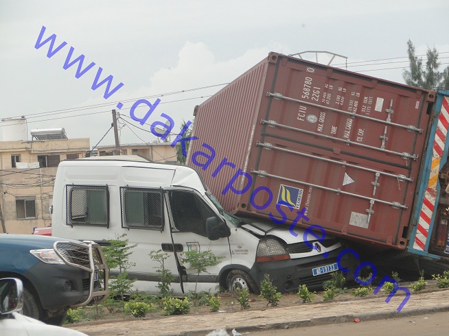 Rufisque: la voiture de police heurté par un camion (images)