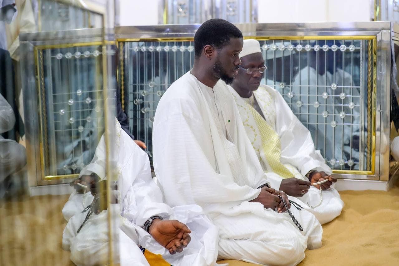 Revivez en images le "ziar" du chef de l'Etat, Bassirou Diomaye Faye, auprès de la communauté layenne ! Revivez en images le "ziar" du chef de l'Etat, Bassirou Diomaye Faye, auprès de la communauté layenne !