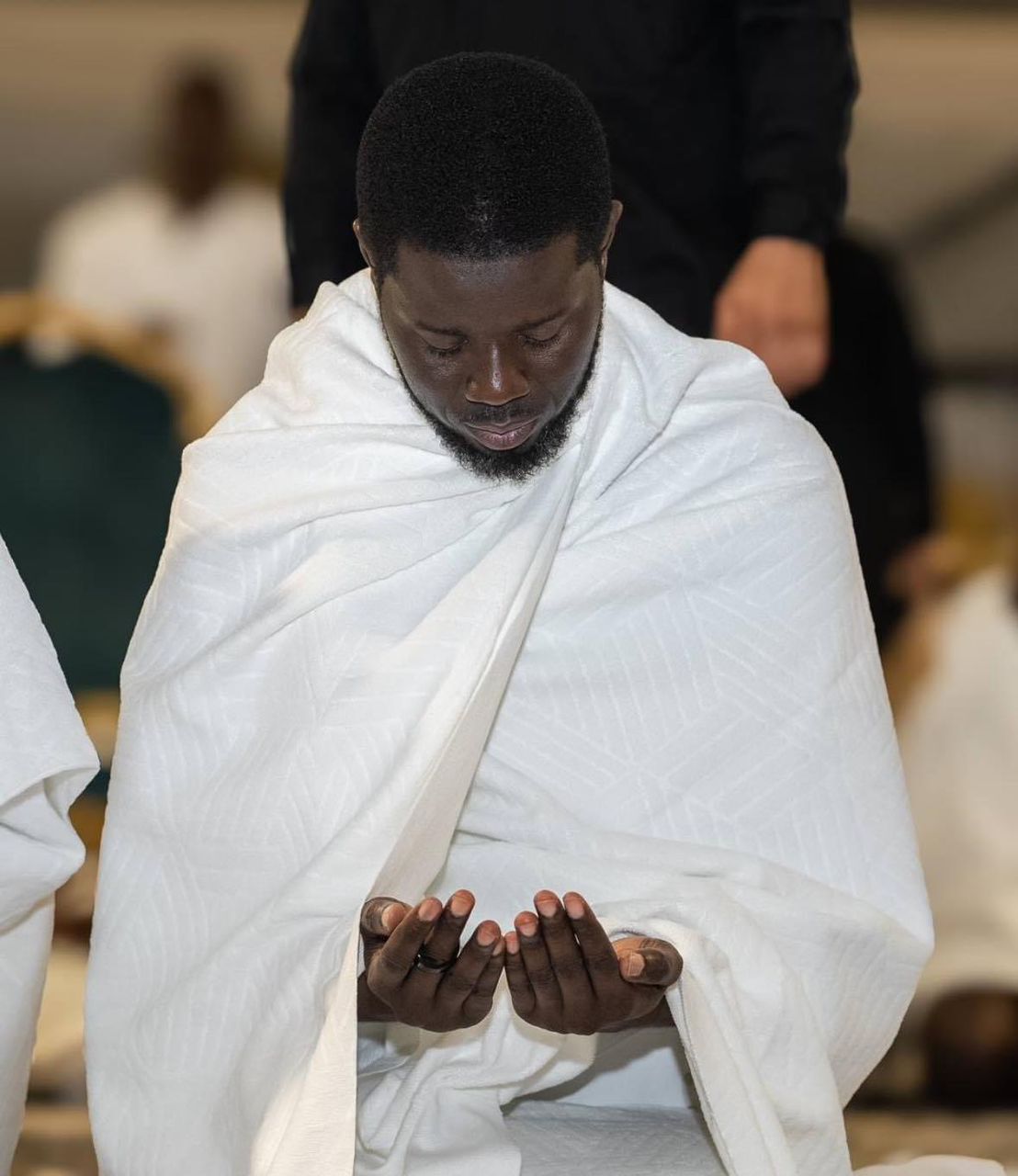 Le Pr  de la République, Bassirou Diomaye Faye,  a accompli le petit pèlerinage, la Omra, à La Mecque Le Pr  de la République, Bassirou Diomaye Faye,  a accompli le petit pèlerinage, la Omra, à La Mecque