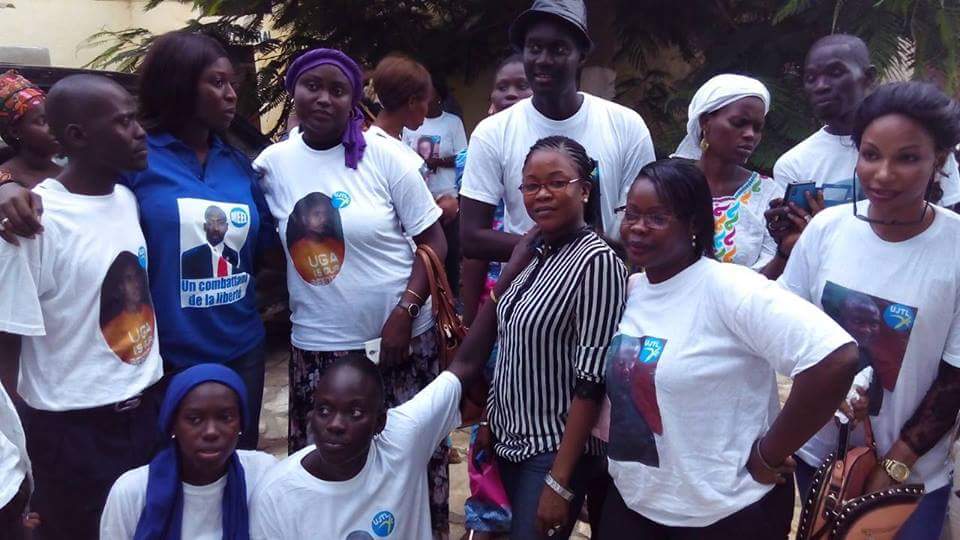 Marie Sow Ndiaye en haut à rayures , portant la monture
