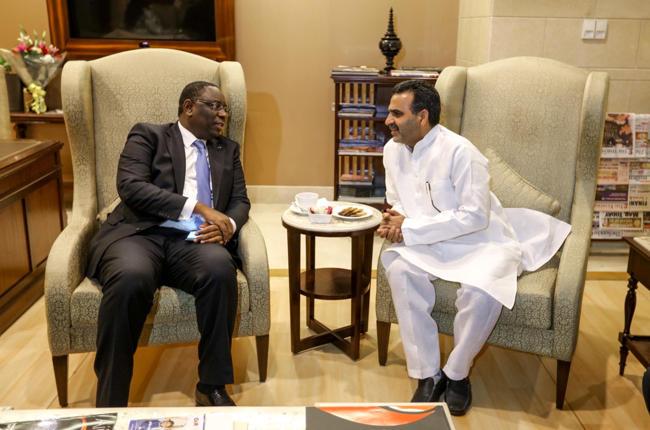 Le Président Macky Sall s'entretenant avec le ministre indien de l'Agriculture venu l'accueillir à l'aéroport.