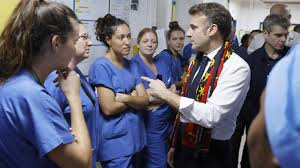 «Donnez des aides. Des solutions mais des solutions qui aboutissent»: Emmanuel Macron interpellé à Mayotte