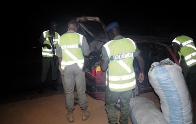 SÉCURISATION À DAKAR | LA GENDARMERIE INTERPELLE 24 INDIVIDUS, DES ARMES BLANCHES SAISIES