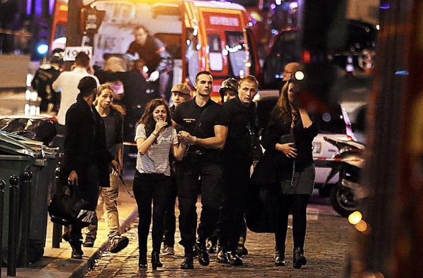 Fusillades à Paris. Des dizaines de morts et l'état d'urgence décrété, les frontières fermées par le Président Hollande