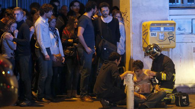 "Horreur" à Paris: plus de 100 morts dans des attaques simultanées