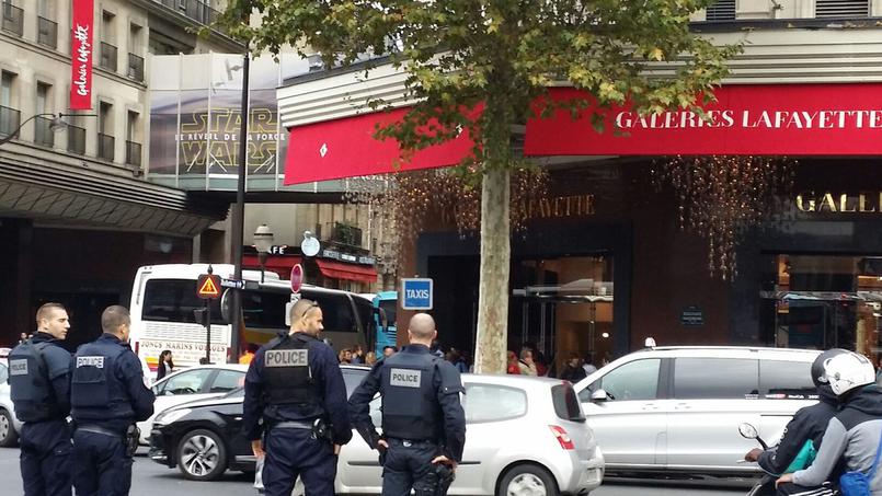 Ambiance ville morte près des grands magasins de Paris