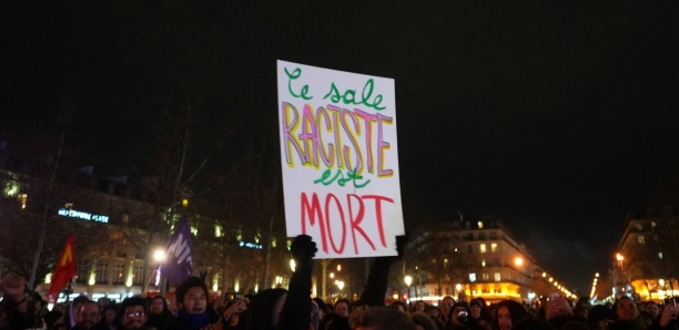 Chants. fumigènes, feux d’artifice : Des centaines de Français célèbrent la mort de Le Pen dans plusieurs villes