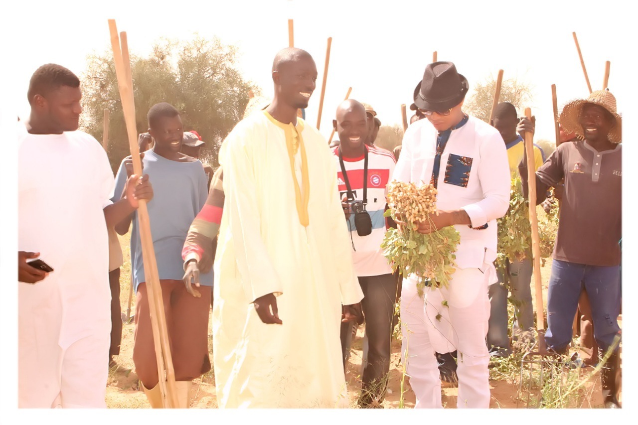 EXCLUSIF DAKARPOSTE!   L'international de foot, Elhaj Diouf et le lutteur Modou Lo filmés dans les champs du marabout Serigne Ahma Mbacké