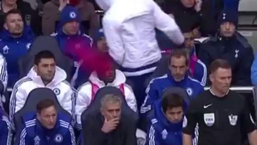 Frustré, Diego Costa jette sa chasuble sur Mourinho
