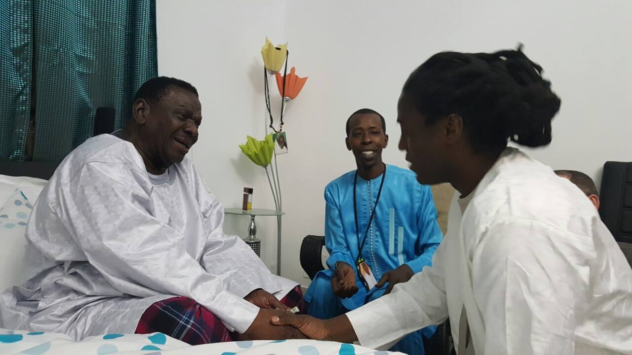 Cheikh Amar présentant au marabout son ami chanteur Mame Goor. Le Cheikh semble le connaitre depuis longtemps; son large sourire en dit long