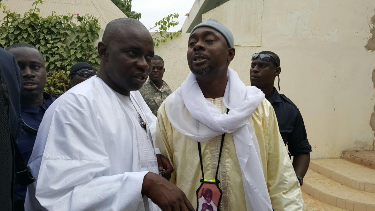 Samuel Sarr en blanc, en vrai talibé chez son défunt marabout Serigne Saliou Mbacké retrouvant son frère et ami Kader Ndiaye