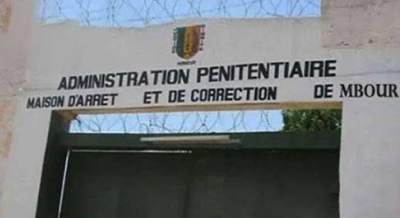 Mbour : Un détenu se fait passer pour un gendarme et extorque plus de 2 millions à sa voisine depuis sa cellule