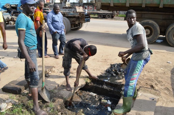 Submergées par des eaux usées, les populations de la Cité Khadim à Dakar en veulent à l'ONAS