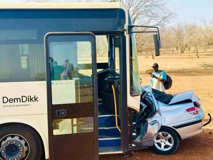 Accident de la route sur l'axe Linguère - Matam : une c0llision entre un Bus Sénégal Dem Dikk et  un véhicule Peugeot  406 fait 5 morts et deux blessés. 