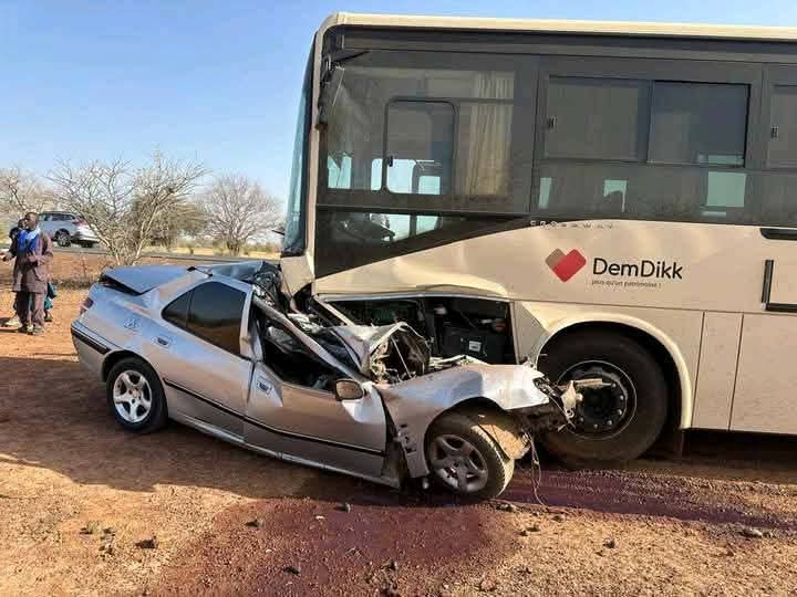 Accident de la route sur l'axe Linguère - Matam : une c0llision entre un Bus Sénégal Dem Dikk et  un véhicule Peugeot  406 fait 5 morts et deux blessés. 