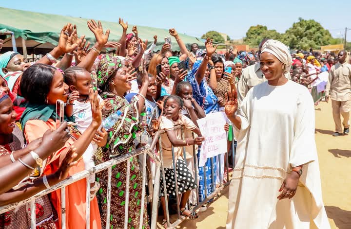 Édition 2025 de la Journée Internationale Zéro Déchets- La première dame, Marie Khone Faye,  communie avec les enfants de Warang 