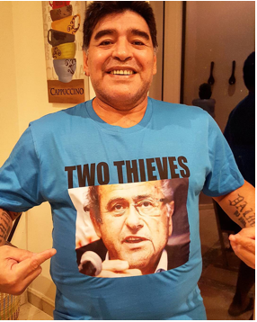 Maradona arbore un tee-shirt traitant Platini et Blatter de "voleurs"