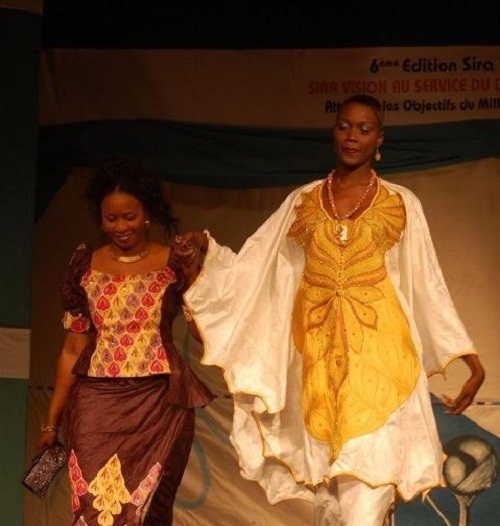 Aicha Lô en tenue traditionnelle marron avec le mannequin Gazelia