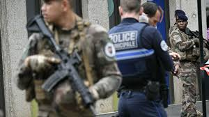 QUATRE VICTIMES, SUSPECT ÂGÉ DE 15 ANS... CE QUE L'ON SAIT DE L'ATTAQUE AU COUTEAU DANS UN LYCÉE À NANTES