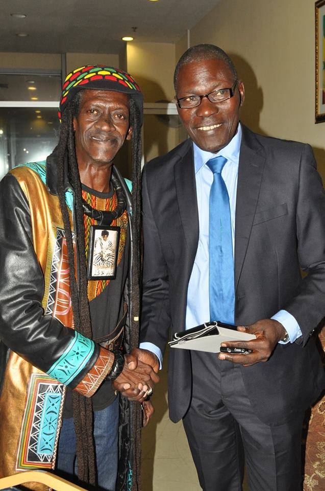 Guissé Pène posant avec l'artiste Cheikh Ndiguël Lô