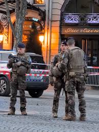 Paris : des détonations sèment la panique sur les Champs-Élysées