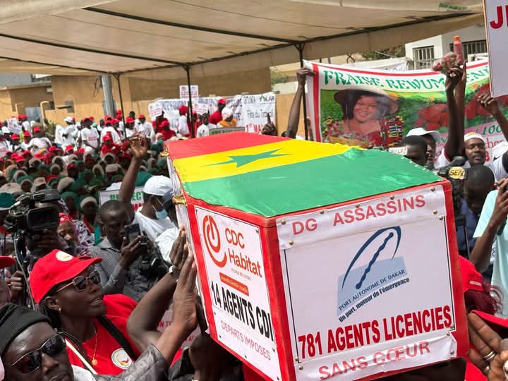 Célébration 1er mai- Le Collectif des travailleurs licenciés brandit des slogans très particuliers