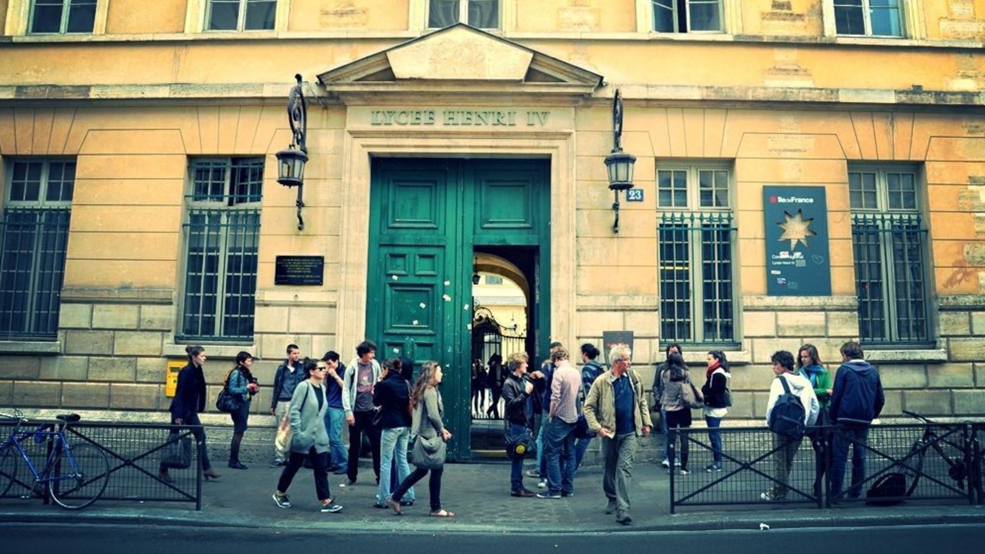 Alertes à la bombe: six lycées parisiens évacués après "un appel malveillant"